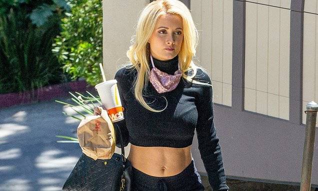 Holly Madison is back in black while running errands and picking up food in Los Angeles - dailymail.co.uk - Los Angeles - city Los Angeles - Madison