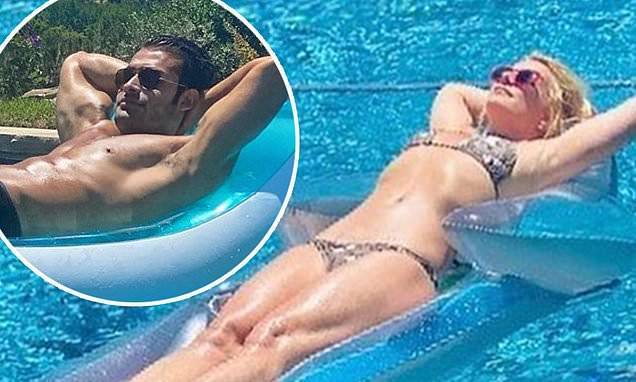 Britney Spears - Sam Asghari - Britney Spears embraces the 'beautiful day' by lounging in her pool with boyfriend Sam Asghari - dailymail.co.uk