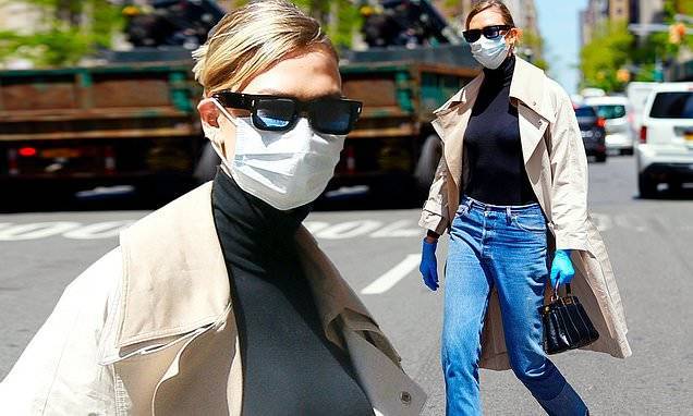 Karlie Kloss is a vision of New York style in trench coat and turtleneck - dailymail.co.uk - New York