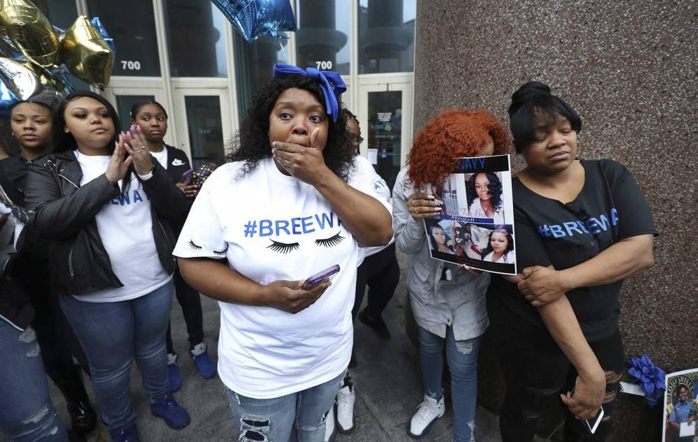 Andy Beshear - Greg Fischer - Daniel Cameron - Breonna Taylor - Louisville seeks US review of police killing of black woman - clickorlando.com - Usa - state Kentucky - city Louisville, state Kentucky