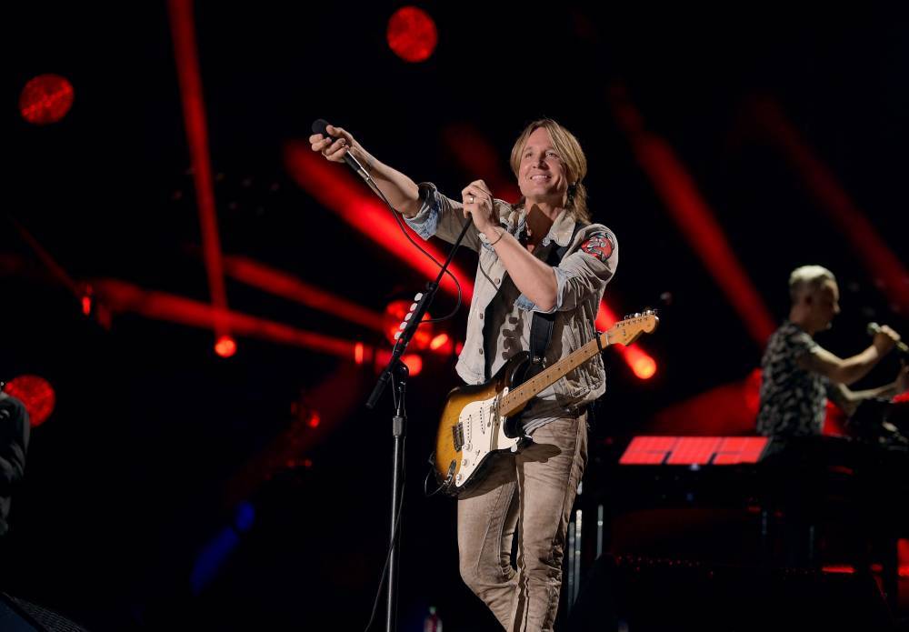 Keith Urban - Keith Urban Plays Unannounced Drive-In Show For Healthcare Workers - etcanada.com - state Tennessee - city Nashville