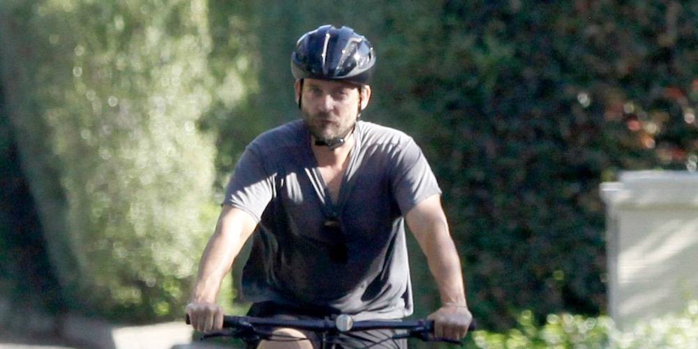 Tobey Maguire Enjoys a Bike Ride Around the Neighborhood Amid Pandemic - justjared.com - Los Angeles - Mexico