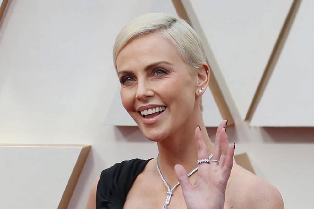Charlize Theron - Charlize Theron Shares Rare Photo Of Herself With Daughter Jackson On The Set Of ‘Mad Max’ - etcanada.com