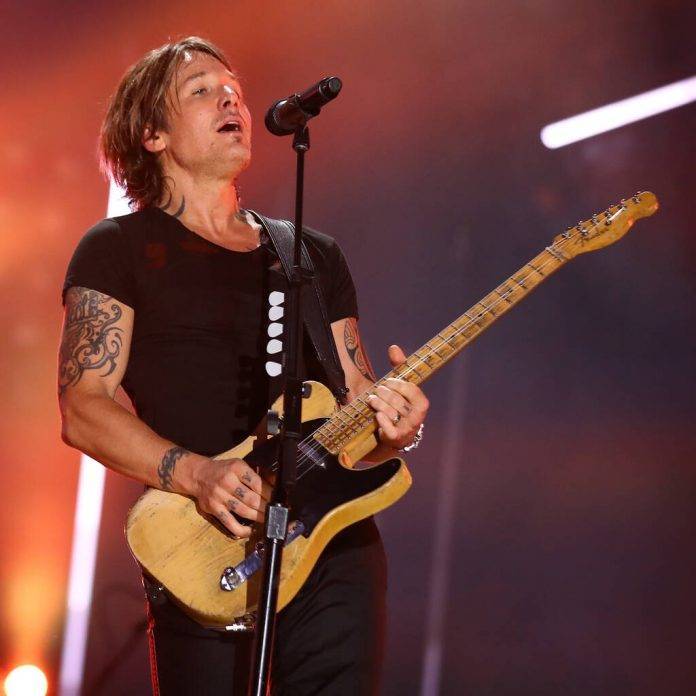 Keith Urban - Keith Urban performs for healthcare workers at drive-in movie theatre - peoplemagazine.co.za - state Tennessee - city Nashville, state Tennessee