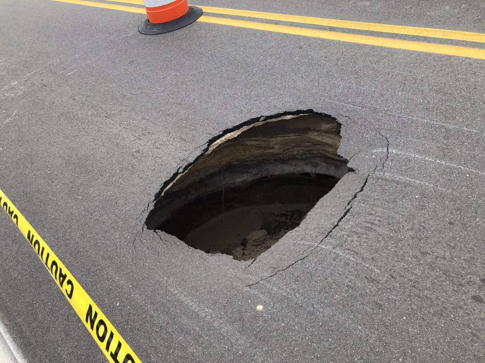 Sinkhole causing traffic headaches in Sorrento, deputies say - clickorlando.com - county Lake - city Sanford