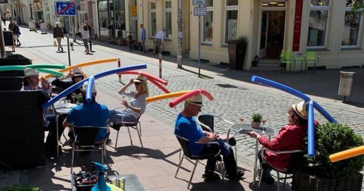 German café asks patrons to wear pool-noodle hats to enforce social distancing - globalnews.ca - Germany