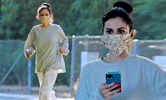 Selena Gomez - Selena Gomez dons mask for LA stroll - dailymail.co.uk - Los Angeles - city Los Angeles - state Texas - Poland