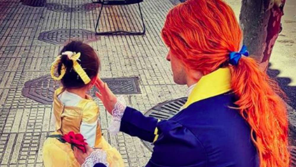 This Father-Daughter Duo Dresses in Costume Every Day to Take Out the Trash - etonline.com - Spain