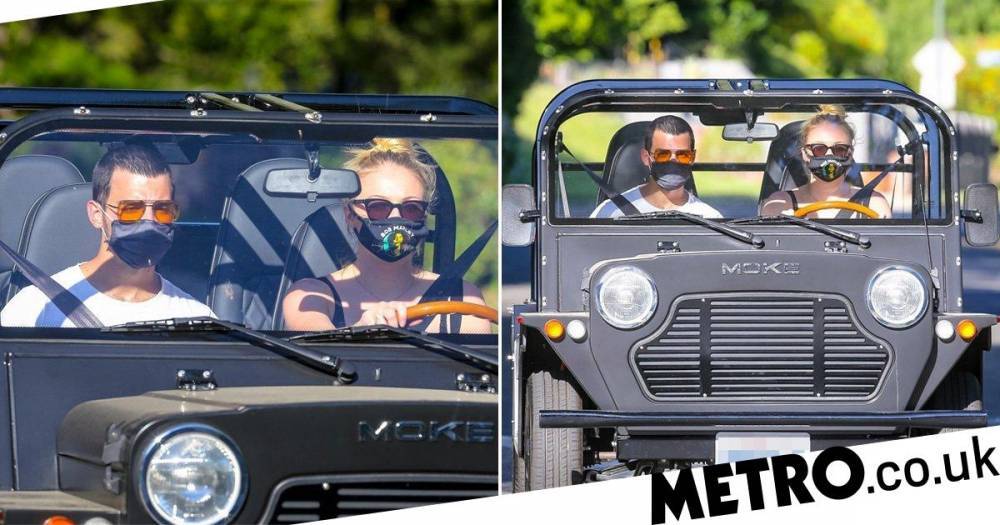 Bob Marley - Joe Jonas and Sophie Turner don face masks to take their new green-friendly electric car for a spin - metro.co.uk - Usa - Los Angeles