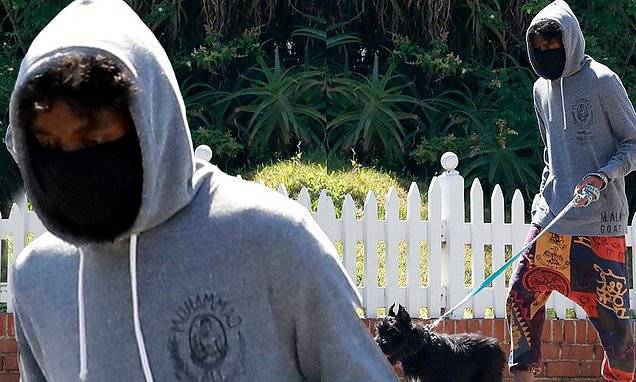 Chadwick Boseman - Chadwick Boseman cloaks his slimmed-down frame in a grey hoodie - dailymail.co.uk - Los Angeles - city Los Angeles