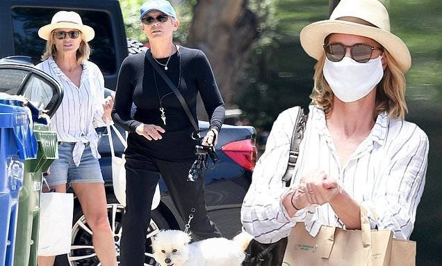 Robin Wright - Robin Wright bumps into Jamie Lee Curtis on a grocery run in the Pacific Palisades - dailymail.co.uk - county Pacific