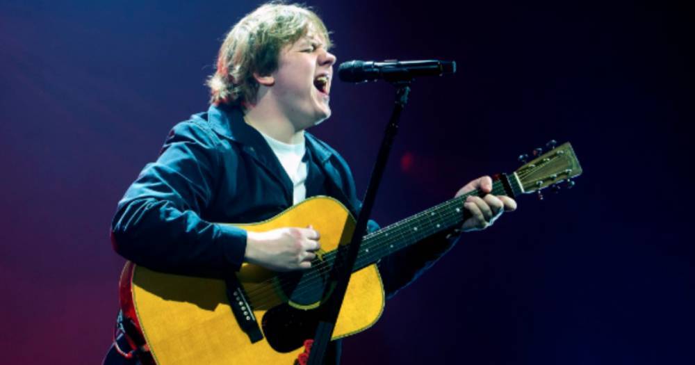 Lewis Capaldi - Lewis Capaldi performs at parents home in Bathgate, one week after being spotted in Glasgow park - dailyrecord.co.uk