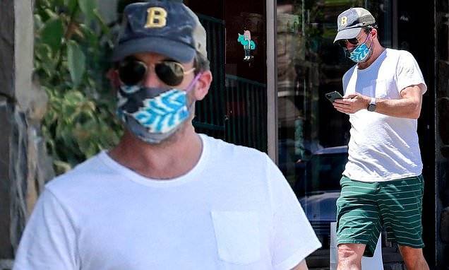 Jon Hamm - Jon Hamm goes casual in plain white t-shirt as he social distances in line to pick up lunch in LA - dailymail.co.uk - Los Angeles