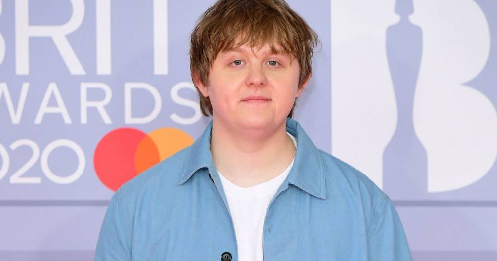 Lewis Capaldi - Lewis Capaldi vows to get 'washboard abs' during lockdown so he can walk around 'drenched in baby oil' - dailyrecord.co.uk