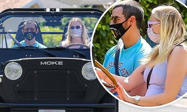 Bob Marley - Joe Jonas - Pregnant Sophie Turner takes her electric MOKE Jeep for a spin with husband Joe Jonas - dailymail.co.uk