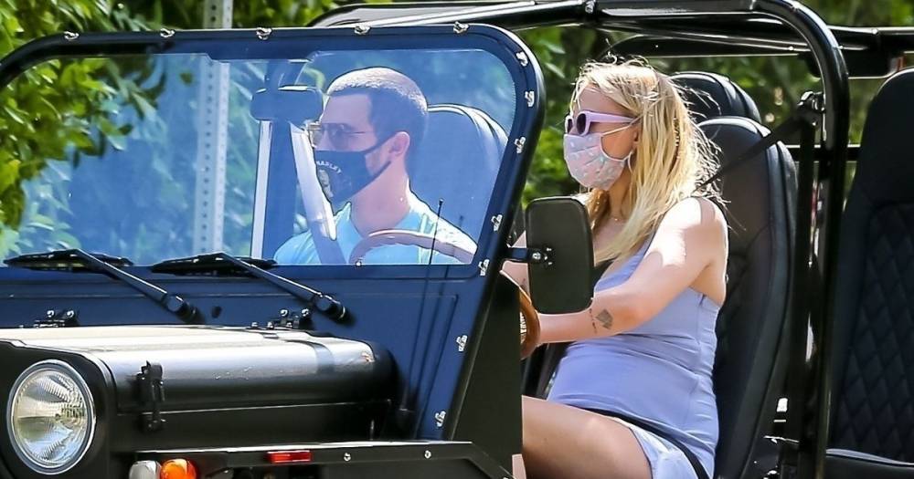 Joe Jonas - Pregnant Sophie Turner shows her baby bump as she drives a MOKE Jeep with Joe Jonas - mirror.co.uk - state California - Los Angeles, state California