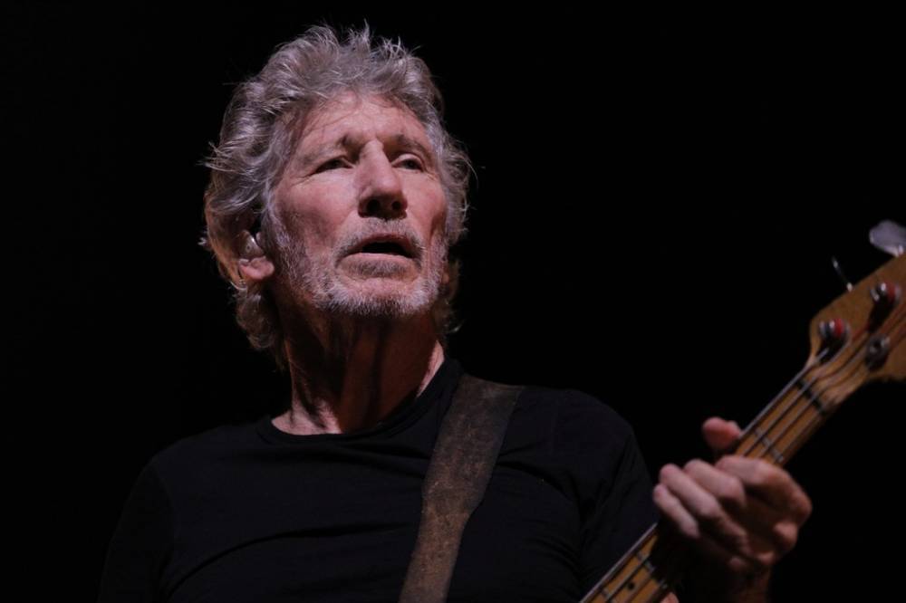 Roger Waters Performs Pink Floyd's 'Mother' While Socially Distanced From Band - billboard.com