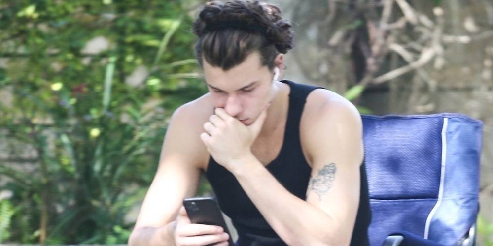 Camila Cabello - Shawn Mendes - Shawn Mendes Checks His Phone Outside While in Quarantine in Miami - justjared.com - Japan - state Florida - county Miami