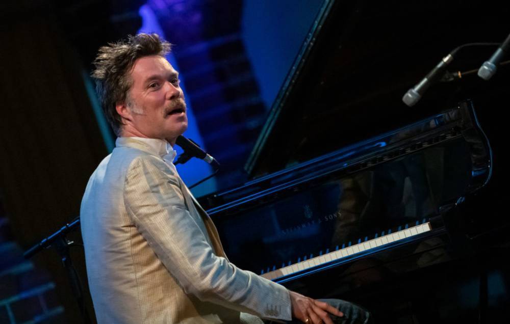 Rufus Wainwright - Watch Rufus Wainwright cover Stephen Foster’s ‘Hard Times’ with family and friends - nme.com - Los Angeles