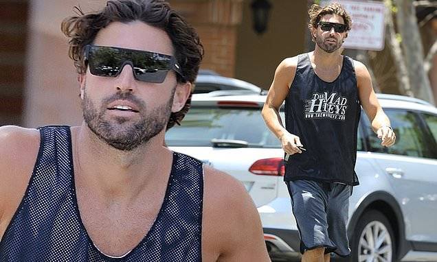 Eric Garcetti - Brody Jenner - Brody Jenner bares his biceps but goes mask-free to pick up case of Coors Light beer in Malibu - dailymail.co.uk - city Malibu