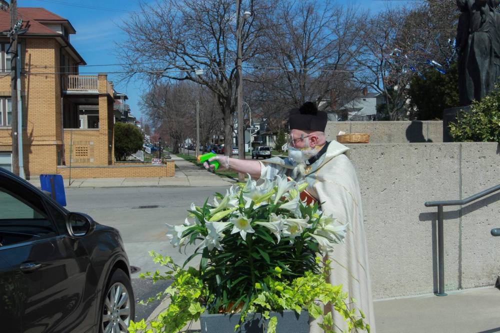 Priest draws squirt gun in fight against coronavirus - clickorlando.com - city Detroit