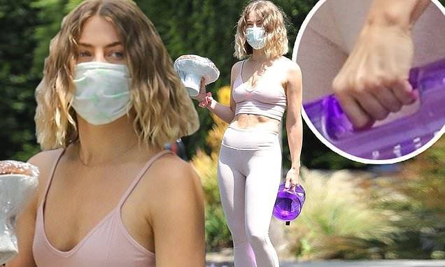 Brooks Laich - Julianne Hough bares tummy in crop top and leggings as she's seen without wedding ring again in LA - dailymail.co.uk - Los Angeles - state Idaho