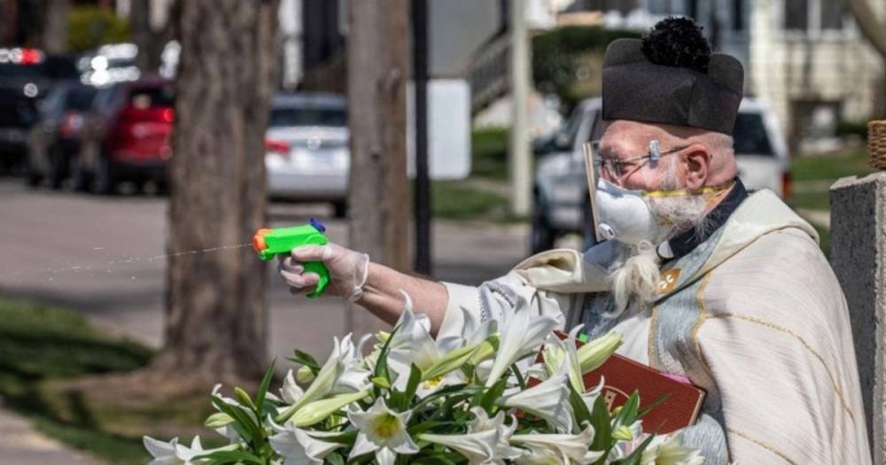 'Wacky' priest uses water pistol to bless churchgoers from a distance - mirror.co.uk - state Michigan - city Detroit, state Michigan