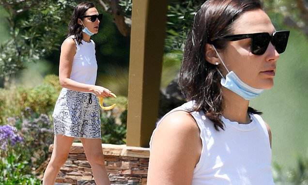 Gal Gadot wears face mask while stepping out in tank top and shorts for park visit in Beverly Hills - dailymail.co.uk - Israel - state California - county Hill - city Beverly Hills, state California