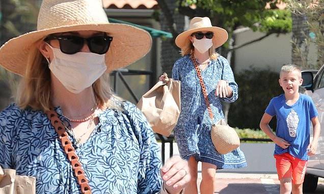 Reese Witherspoon - Reese Witherspoon picks up food to go in blue patterned smock dress and straw hat in Malibu - dailymail.co.uk - Italy - state Tennessee - city Malibu