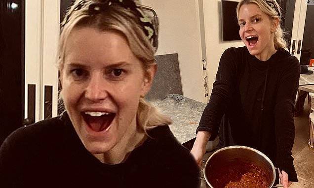 Jessica Simpson - Jessica Simpson flashes big smile as she proudly displays her award-winning while in home quarantine - dailymail.co.uk - state Texas