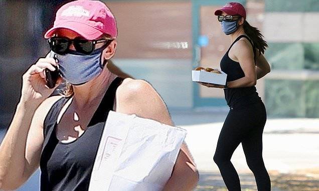 Jennifer Garner shows off her toned figure in black activewear as she picks up takeout for her kids - dailymail.co.uk