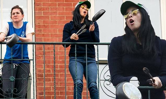 Annie Segal - Sarah Silverman puts on enthusiastic display during her daily salute of essential workers in NYC - dailymail.co.uk - city New York