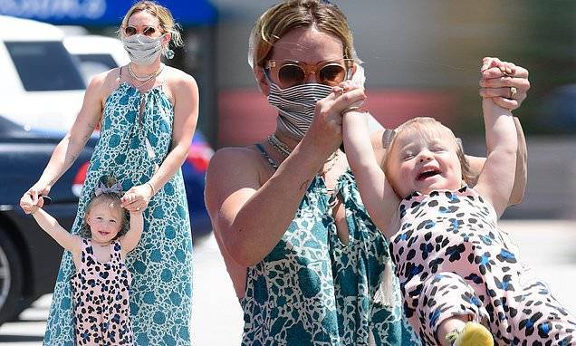Hilary Duff - Matthew Koma - Hilary Duff is summery in patterned maxi dress as she plays with daughter Banks on grocery run in LA - dailymail.co.uk - county Young