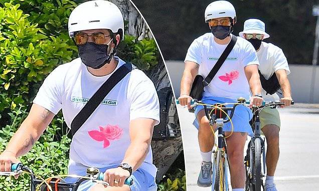 Joe Jonas - Joe Jonas enjoys a bike ride in Santa Monica with a pal...as 'pregnant' Sophie Turner hangs at home - dailymail.co.uk - city Santa Monica