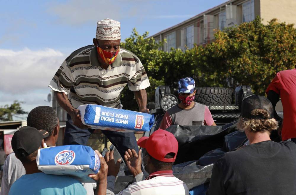 Gangs deliver food in poor Cape Town area amid lockdown - clickorlando.com - Usa - South Africa - city Cape Town