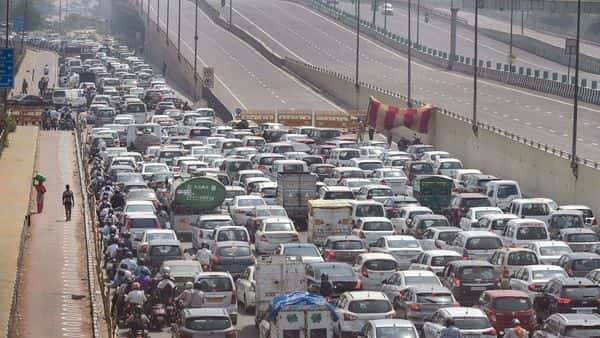 Heavy taffic at DND, Kalindi Kunj. Need e-pass by Noida DM: Delhi Traffic Police - livemint.com - India - city Delhi