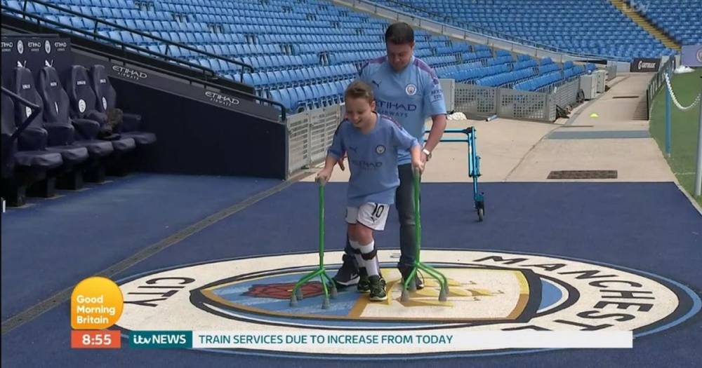 Susanna Reid - Piers Morgan - Tom Moore - Piers Morgan cheers as young Man City fan with cerebral palsy completes Captain Tom-inspired walk - manchestereveningnews.co.uk - Britain - city Manchester - city Man