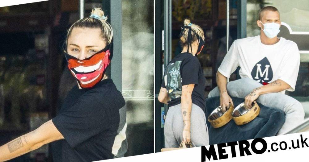 Robin Thicke - Miley Cyrus covers up with tongue design face mask that’s a blast from her Bangerz past - metro.co.uk - Los Angeles - city Cody, county Simpson - county Simpson
