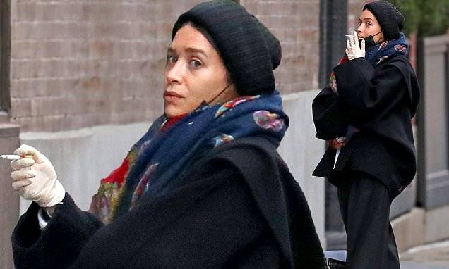 Mary Kate Olsen - Olivier Sarkozy - Ashley Olsen - Ashley Olsen smokes in New York as Mary-Kate seeks divorce - dailymail.co.uk - New York
