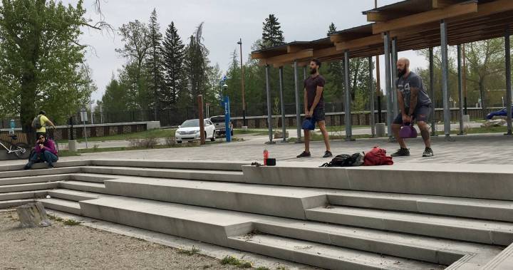 Bylaw officers keep eye on popular Calgary parks over May long weekend - globalnews.ca - county Park