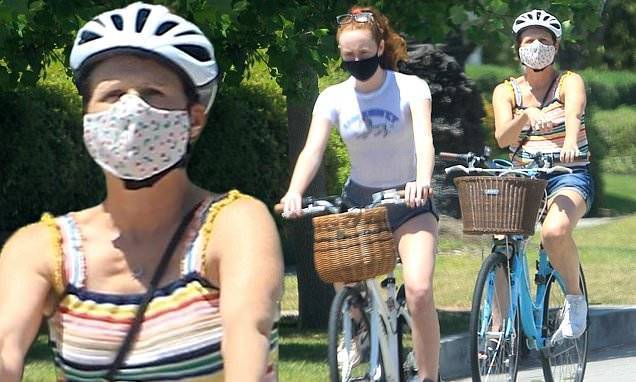 Molly Shannon masks up for a bike ride with her look-a-like daughter, Stella, 16, in Santa Monica - dailymail.co.uk - city Santa Monica