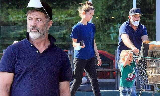 Mel Gibson - Rosalind Ross - Mel Gibson, 64, girlfriend, 29, and son Lars go shopping in LA - dailymail.co.uk - Los Angeles - state California - state Indiana - county Gibson
