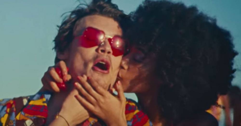 Harry Styles dedicates new music video to touching as he's tempted by models - mirror.co.uk