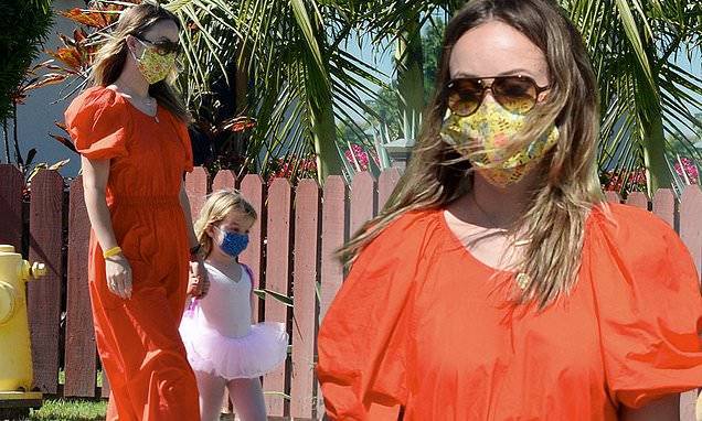 Eric Garcetti - Olivia Wilde - Olivia Wilde and her tiny dancer Daisy wear masks during LA stroll on break from quarantine - dailymail.co.uk - New York - Los Angeles - city Los Angeles