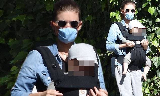 Kate Mara - Kate Mara heads out for a walk with her one-year-old daughter strapped to her chest - dailymail.co.uk - Los Angeles