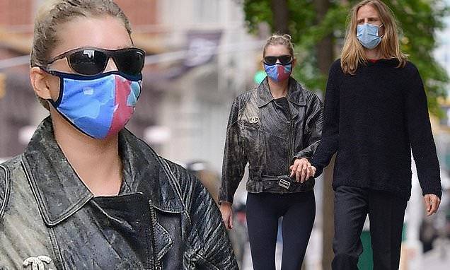 Elsa Hosk - Tom Daly - Elsa Hosk and beau Tom Daly wear protective masks as they pack on the PDA during stroll in NYC - dailymail.co.uk - city New York - Sweden