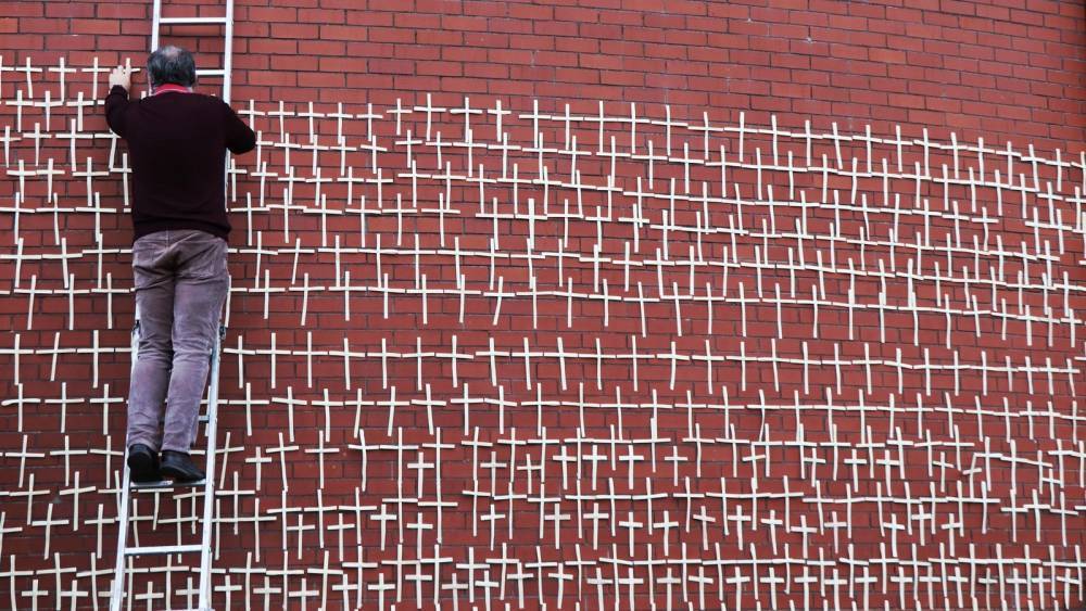 Church pays tribute with 'Wall of Crosses' for Covid-19 dead - rte.ie - Ireland