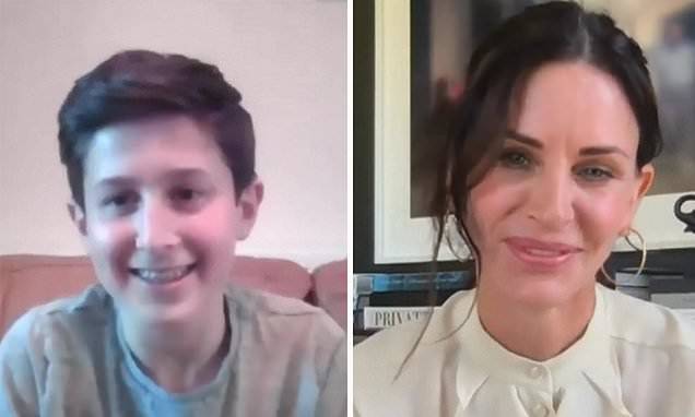 Monica Gellar - Courteney Cox surprises a 13-year-old super fan who had a virtual Friends themed Bar Mitzvah - dailymail.co.uk