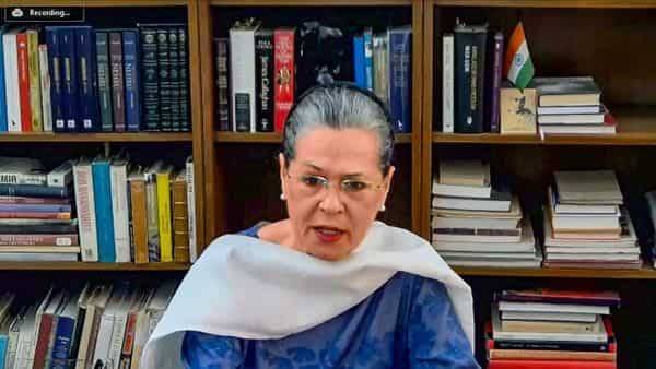Sonia Gandhi - West Bengal - Hemant Soren - Sharad Pawar - Sonia Gandhi calls meeting of opposition parties on May 22 to discuss coronavirus crisis, difficulties of migrant worker - livemint.com - city New Delhi - India