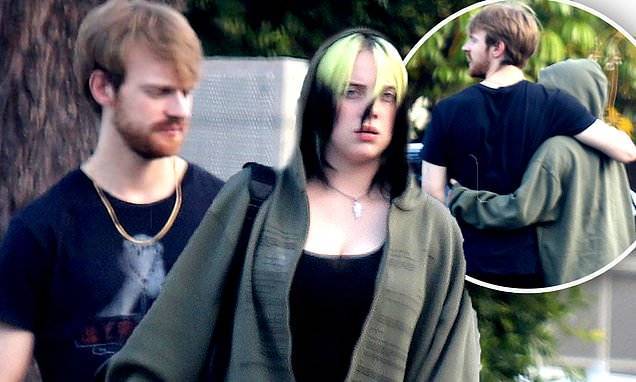 Billie Eilish - Billie Eilish is seen in a tank top as she hugs her brother Finneas - dailymail.co.uk - Los Angeles - city Los Angeles